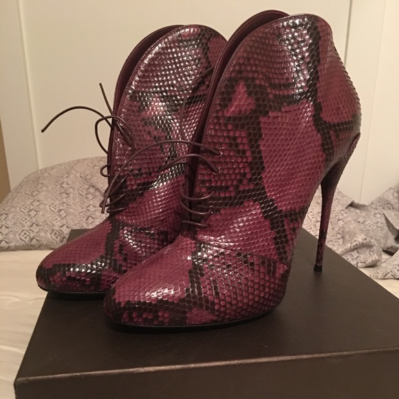 Bought for wife but too small never sent back - Picture 1 of 4